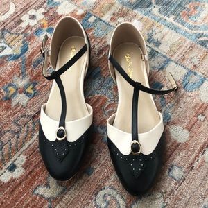 CHARLIE STONE vintage style wingback t-strap flats